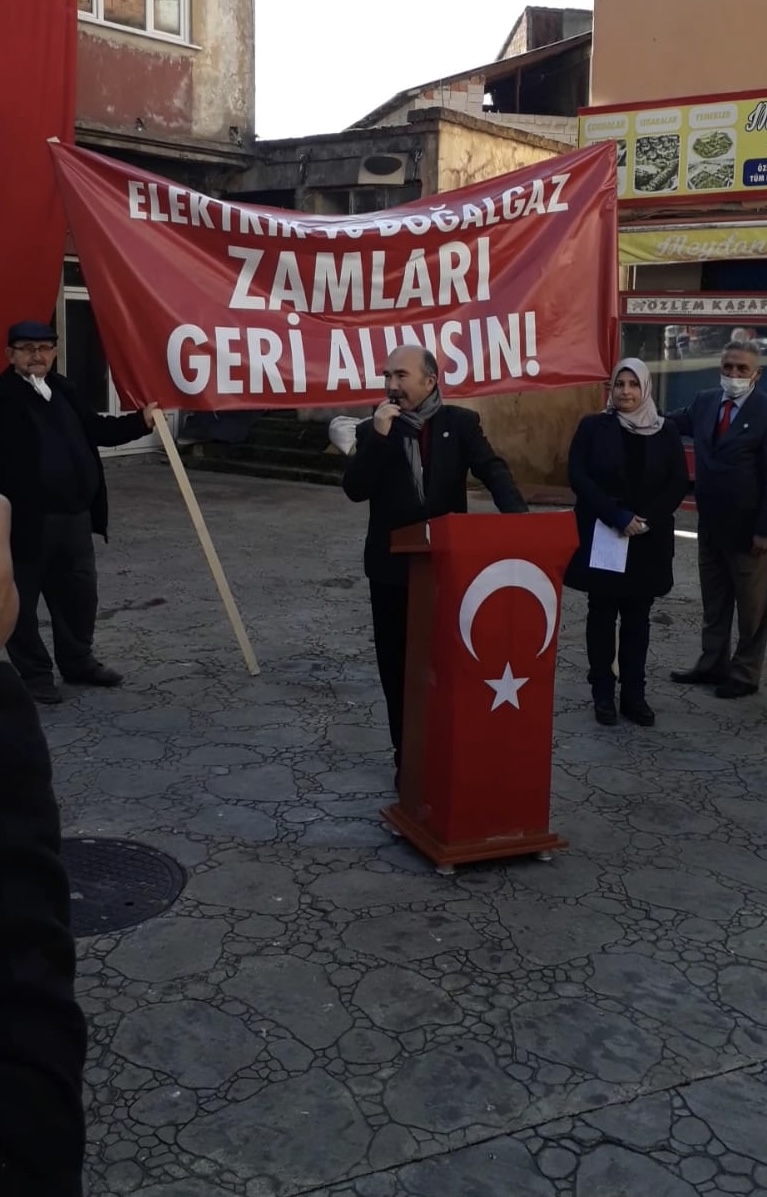 CEP YAKAN FATURALARA TEPKİLER SÜRÜYOR Son aylarda yüksek elektrik faturasına maruz kalan vatandaşlardan cep yakan elektrik faturalarına bir tepkide Çanakçı’ dan geldi