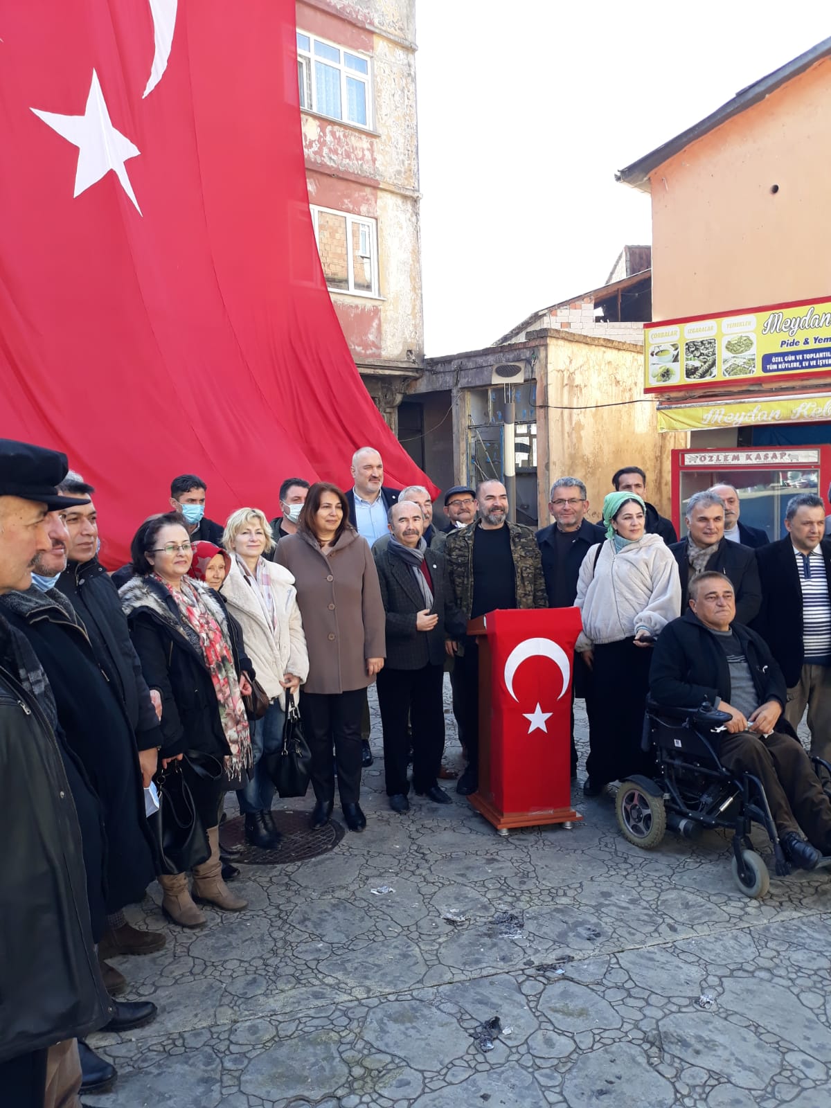 CEP YAKAN FATURALARA TEPKİLER SÜRÜYOR Son aylarda yüksek elektrik faturasına maruz kalan vatandaşlardan cep yakan elektrik faturalarına bir tepkide Çanakçı’ dan geldi